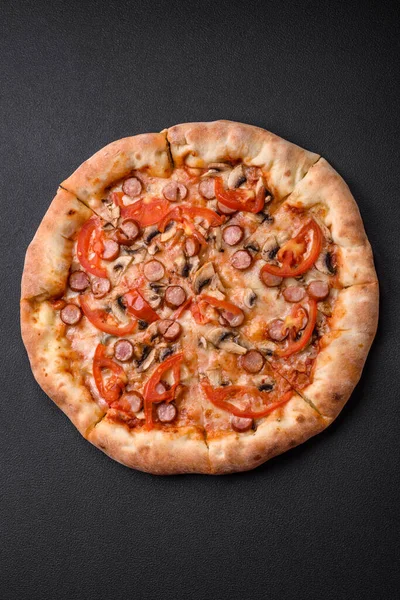 Pizza Bavaroise Aux Saucisses Fumées Tomates Fromage Sel Épices Sur — Photo