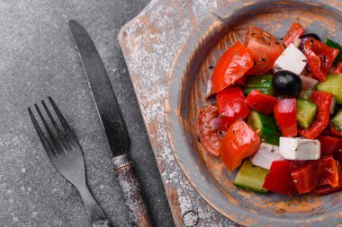 Fettan peynirli, zeytinli, biberli, domatesli, salatalıklı ve soğanlı lezzetli sulu Yunan salatası.