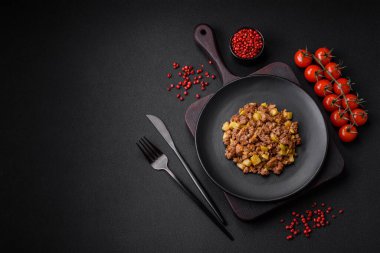 Kabak, sığır eti, mantar, soğan ve tuz ve baharattan oluşan lezzetli bir yemek.