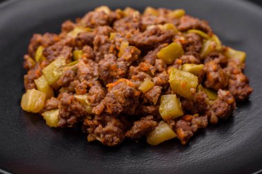 Kabak, sığır eti, mantar, soğan ve tuz ve baharattan oluşan lezzetli bir yemek.