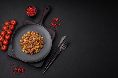 Kabak, sığır eti, mantar, soğan ve tuz ve baharattan oluşan lezzetli bir yemek.