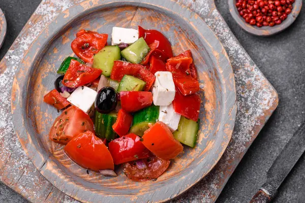 Deliciosa Salada Grega Suculenta Fresca Com Queijo Feta Azeitonas Pimentas — Fotografia de Stock