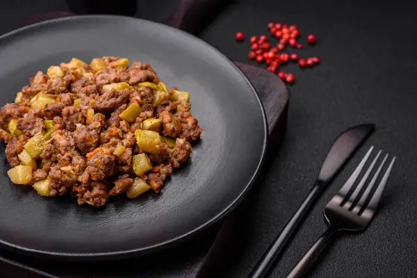 Leckeres Gericht Bestehend Aus Zucchini Rindfleisch Pilzen Zwiebeln Und Knoblauch — Stockfoto