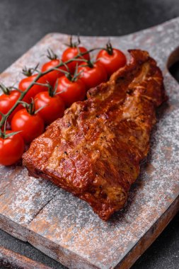 Lezzetli ızgara ya da füme domuz pirzolası, tuz, baharat ve çimento kaplı otlar.