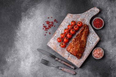 Lezzetli ızgara ya da füme domuz pirzolası, tuz, baharat ve çimento kaplı otlar.