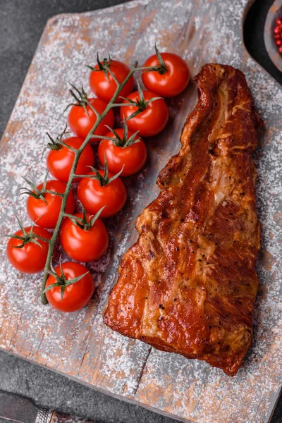 Lezzetli ızgara ya da füme domuz pirzolası, tuz, baharat ve çimento kaplı otlar.