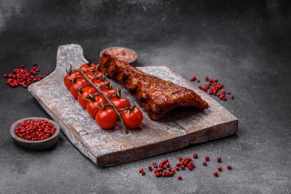 Lezzetli ızgara ya da füme domuz pirzolası, tuz, baharat ve çimento kaplı otlar.