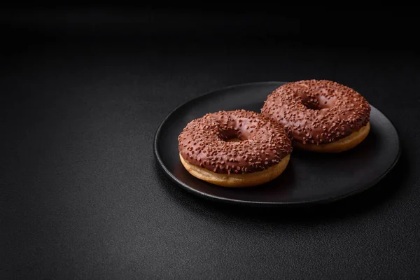 Köstliche Schokolade Glasierten Donut Mit Schokoladenstücken Auf Einem Dunklen Betonhintergrund — Stockfoto