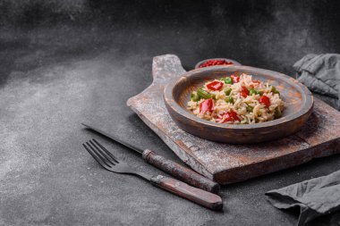 Lezzetli haşlanmış pirinç, biber, bezelye, kuşkonmaz fasulyesi ve havuç ve beton kaplama.