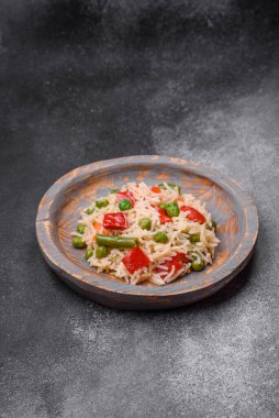 Lezzetli haşlanmış pirinç, biber, bezelye, kuşkonmaz fasulyesi ve havuç ve beton kaplama.