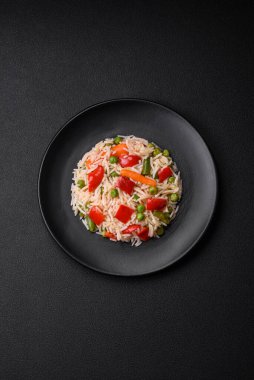 Lezzetli haşlanmış pirinç, biber, bezelye, kuşkonmaz fasulyesi ve havuç ve beton kaplama.