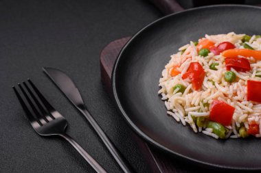 Lezzetli haşlanmış pirinç, biber, bezelye, kuşkonmaz fasulyesi ve havuç ve beton kaplama.