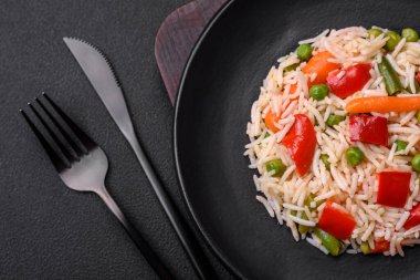 Lezzetli haşlanmış pirinç, biber, bezelye, kuşkonmaz fasulyesi ve havuç ve beton kaplama.