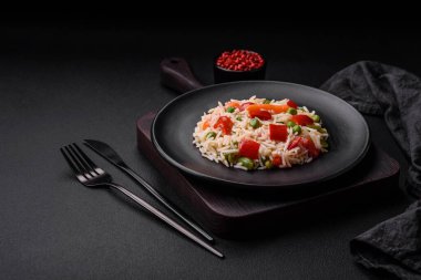 Lezzetli haşlanmış pirinç, biber, bezelye, kuşkonmaz fasulyesi ve havuç ve beton kaplama.