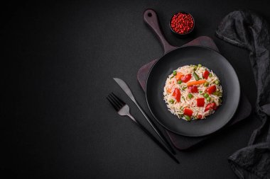 Lezzetli haşlanmış pirinç, biber, bezelye, kuşkonmaz fasulyesi ve havuç ve beton kaplama.