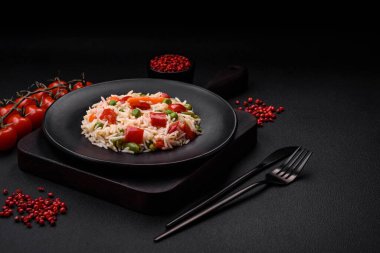 Lezzetli haşlanmış pirinç, biber, bezelye, kuşkonmaz fasulyesi ve havuç ve beton kaplama.