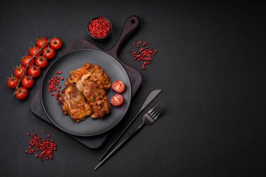 Sos, tuz, baharat ve çimento kaplı lezzetli kızarmış tavuk.