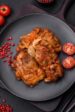 Sos, tuz, baharat ve çimento kaplı lezzetli kızarmış tavuk.