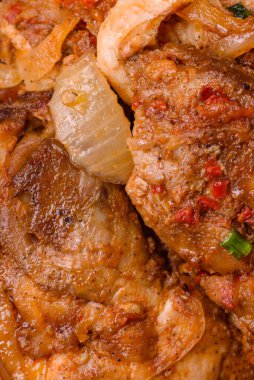 Sos, tuz, baharat ve çimento kaplı lezzetli kızarmış tavuk.