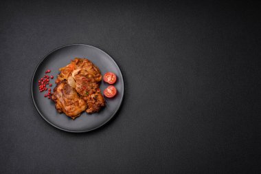 Sos, tuz, baharat ve çimento kaplı lezzetli kızarmış tavuk.