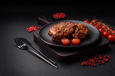 Sos, tuz, baharat ve çimento kaplı lezzetli kızarmış tavuk.