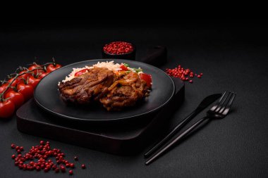 Lezzetli haşlanmış pilav, biber, bezelye, kuşkonmaz fasulye ve havuç ve çimento kaplı arka planda kızarmış tavuk.