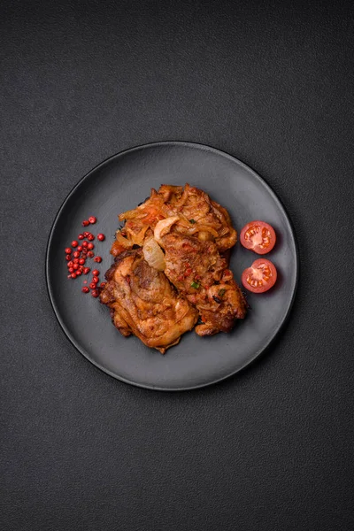 Köstliches Gebratenes Huhn Sauce Mit Zwiebeln Salz Gewürzen Und Kräutern — Stockfoto