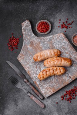 Tuzlu, baharatlı ve çimento kaplı tavuk ya da domuz etinden leziz ızgara sosisler.