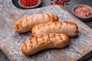 Tuzlu, baharatlı ve çimento kaplı tavuk ya da domuz etinden leziz ızgara sosisler.