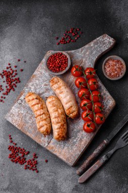 Tuzlu, baharatlı ve çimento kaplı tavuk ya da domuz etinden leziz ızgara sosisler.