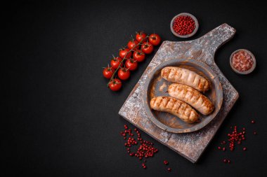 Tuzlu, baharatlı ve çimento kaplı tavuk ya da domuz etinden leziz ızgara sosisler.