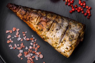 Tuzlu, baharatlı ve çimento kaplı lezzetli ızgara uskumrular.