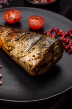 Tuzlu, baharatlı ve çimento kaplı lezzetli ızgara uskumrular.