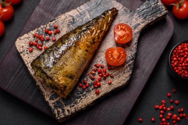 Tuzlu, baharatlı ve çimento kaplı lezzetli ızgara uskumrular.