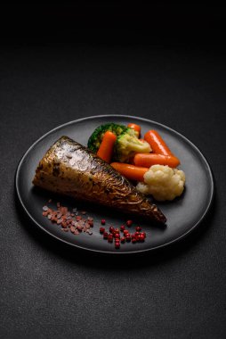 Tuzlu, baharatlı ve çimento kaplı lezzetli ızgara uskumrular.