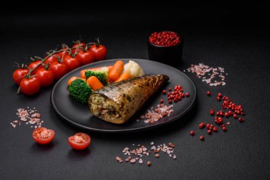 Tuzlu, baharatlı ve çimento kaplı lezzetli ızgara uskumrular.