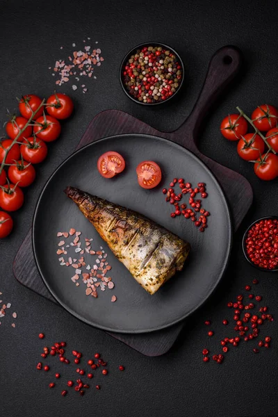 Köstliche Gegrillte Makrele Mit Salz Gewürzen Und Kräutern Auf Strukturiertem — Stockfoto