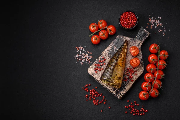 Finom Grillezett Makréla Sóval Fűszerekkel Fűszernövényekkel Texturált Betonalapon — Stock Fotó