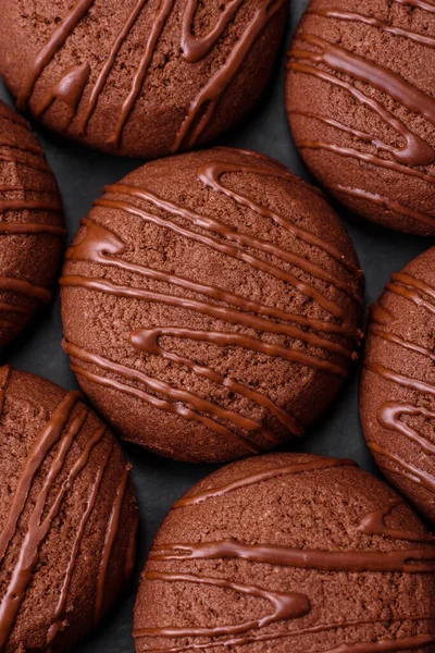 Siyah Seramik Tabakta Koyu Beton Bir Zeminde Lezzetli Çikolatalı Kurabiyeler — Stok fotoğraf
