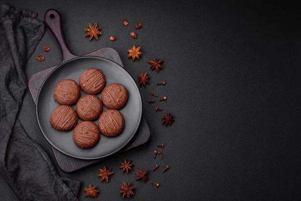 Вкусное Сладкое Шоколадное Печенье Черной Керамической Пластине Темном Бетонном Фоне — стоковое фото
