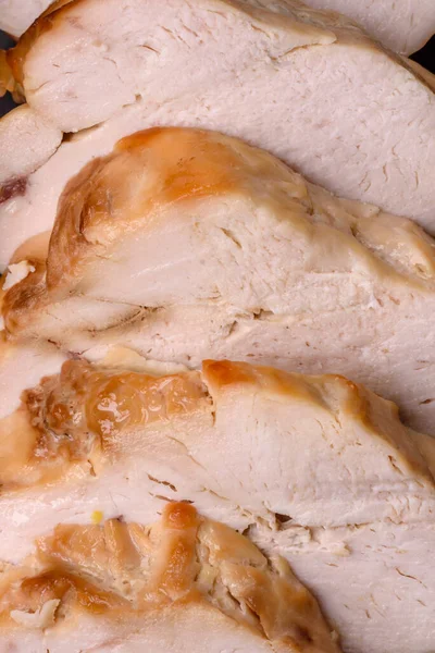 어두운 세라믹 판위에 향료와 향료를 곁들인 맛있는 닭고기 — 스톡 사진
