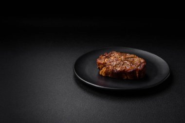 Lezzetli, sulu domuz eti ya da tuzlu, baharatlı ve çimento kaplı ızgara biftek.