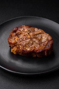 Lezzetli, sulu domuz eti ya da tuzlu, baharatlı ve çimento kaplı ızgara biftek.