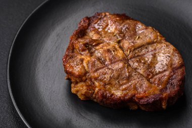 Lezzetli, sulu domuz eti ya da tuzlu, baharatlı ve çimento kaplı ızgara biftek.