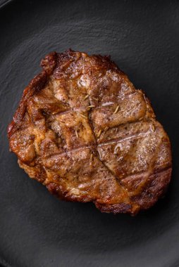 Lezzetli, sulu domuz eti ya da tuzlu, baharatlı ve çimento kaplı ızgara biftek.