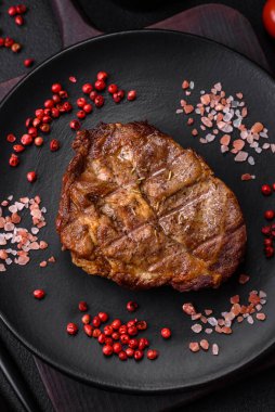 Lezzetli, sulu domuz eti ya da tuzlu, baharatlı ve çimento kaplı ızgara biftek.