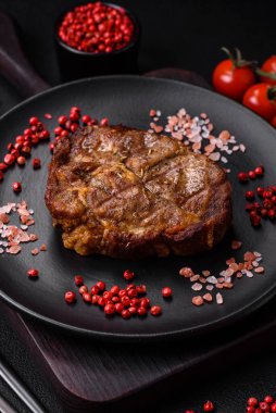 Lezzetli, sulu domuz eti ya da tuzlu, baharatlı ve çimento kaplı ızgara biftek.