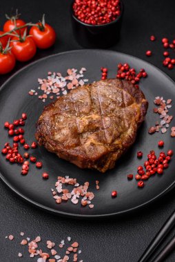 Lezzetli, sulu domuz eti ya da tuzlu, baharatlı ve çimento kaplı ızgara biftek.