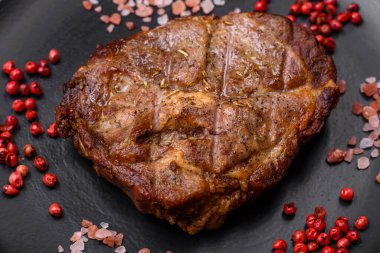 Lezzetli, sulu domuz eti ya da tuzlu, baharatlı ve çimento kaplı ızgara biftek.