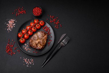 Lezzetli, sulu domuz eti ya da tuzlu, baharatlı ve çimento kaplı ızgara biftek.